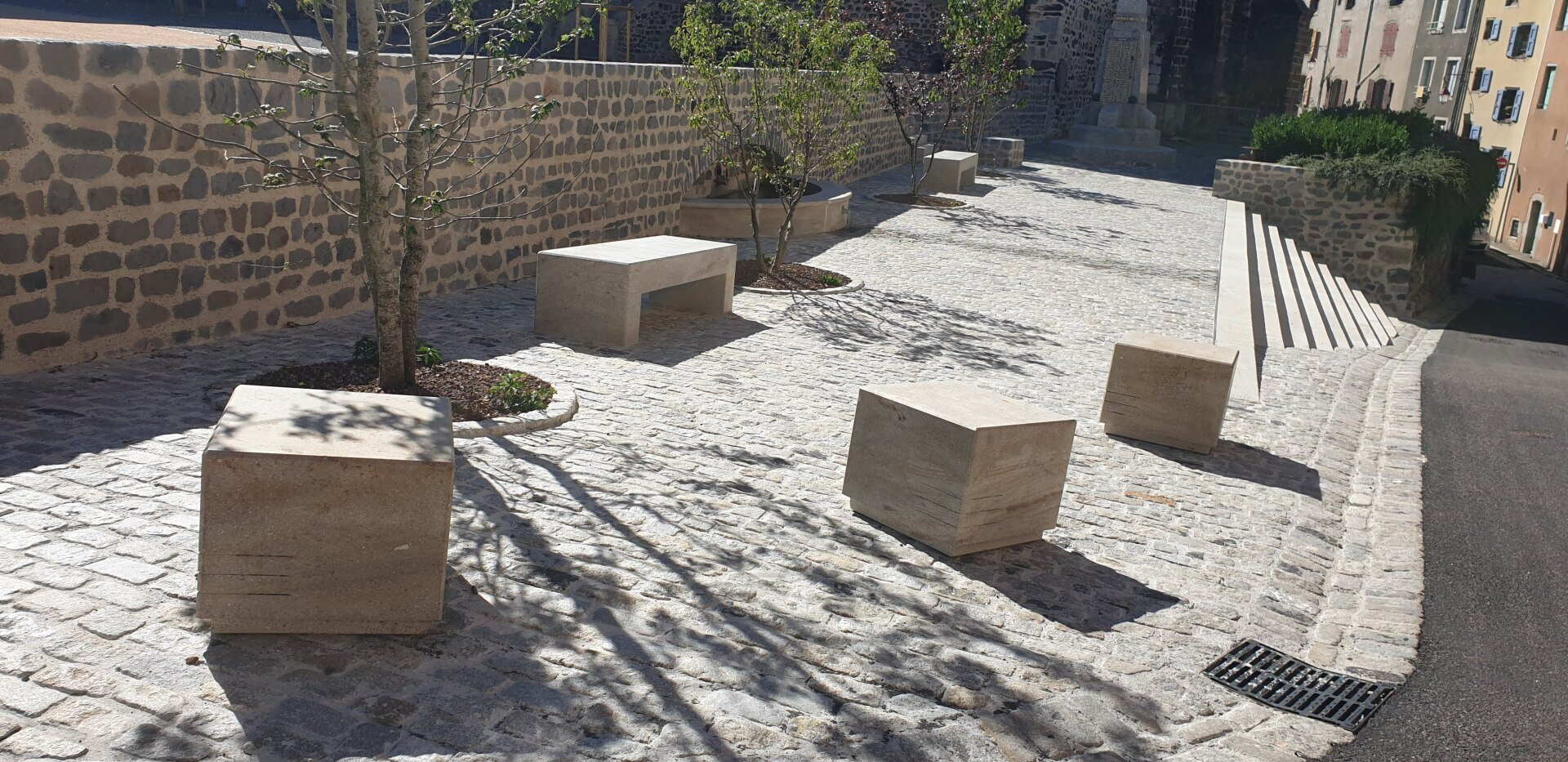 Banc en pierre centre ville de Blavozy