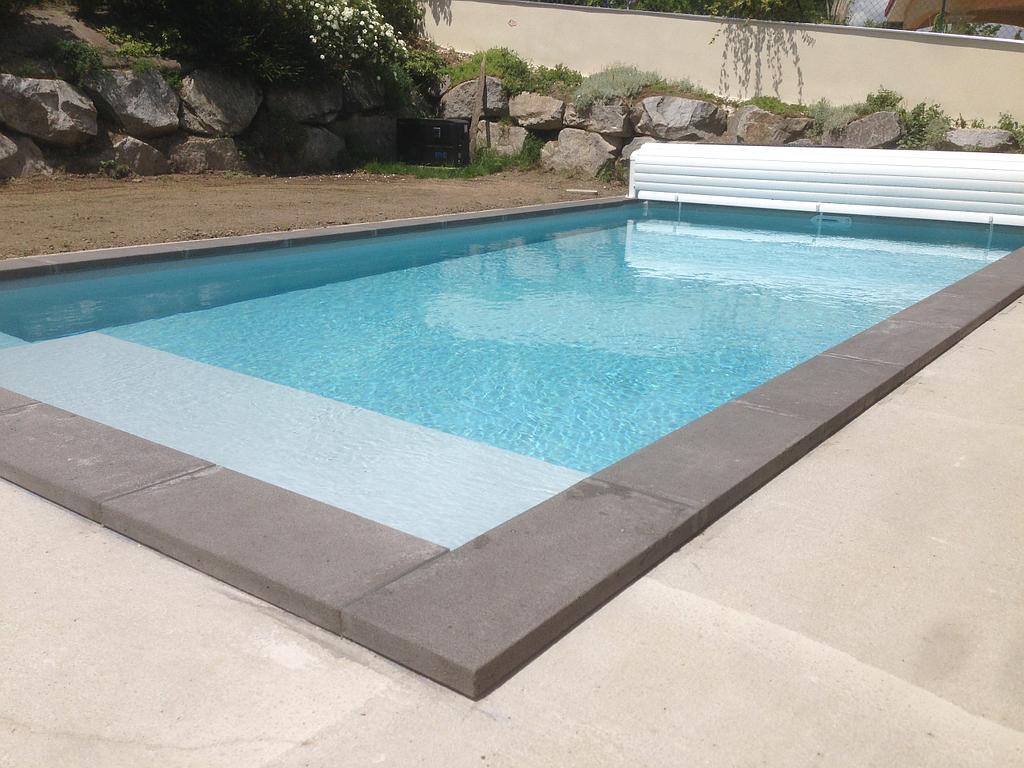 Margelle de piscine en lave de Bouzantes