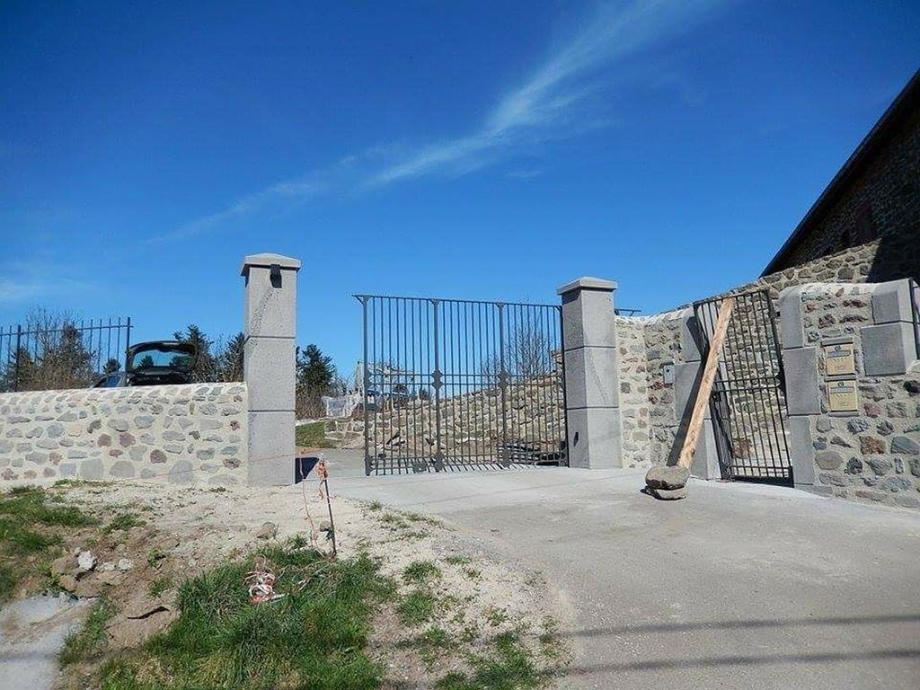 Pilier en pierre de Bouzantes