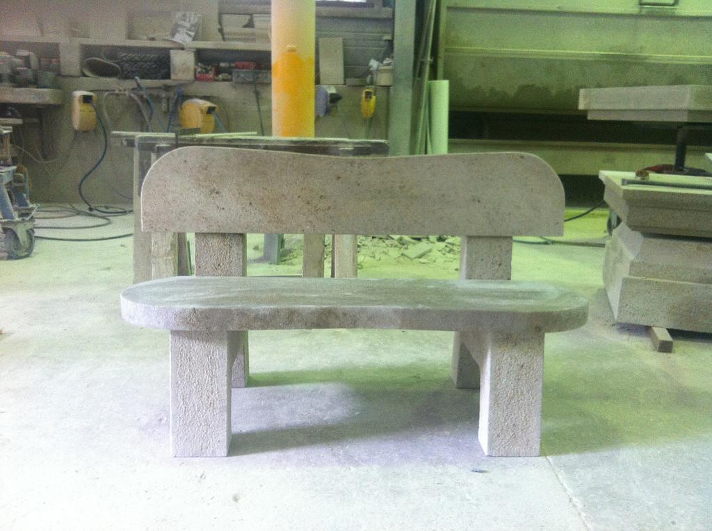 Taille d'un banc en pierre