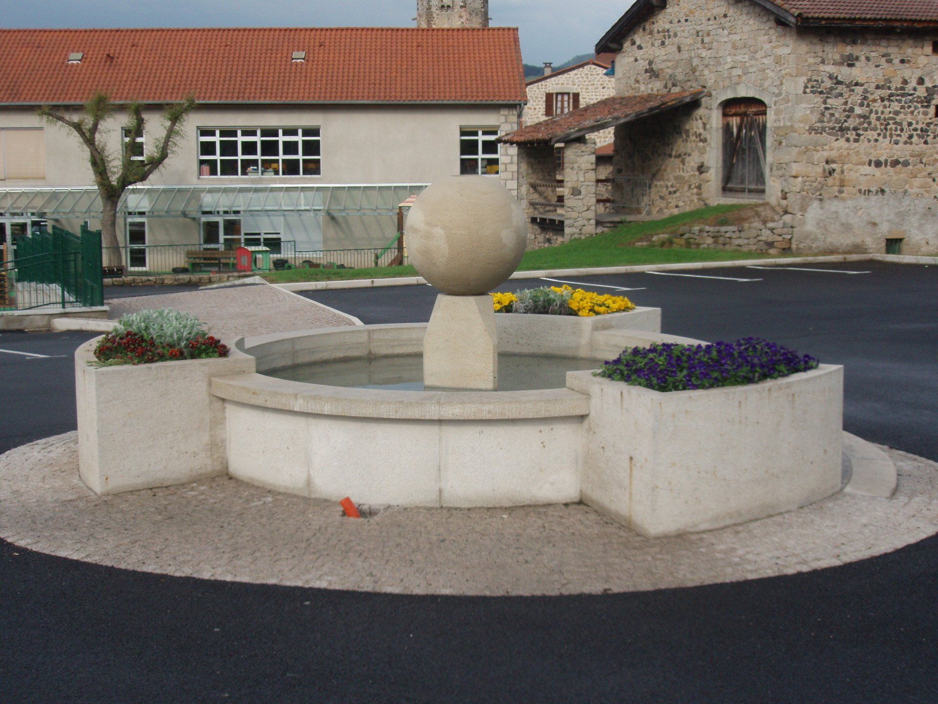 Fontaine avec globe commune de Blavozy