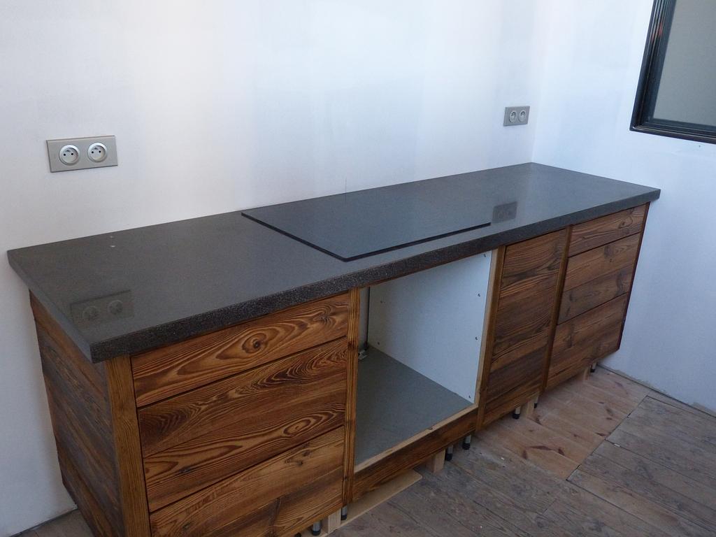 Plan en marbre noir en lave de Bouzantes