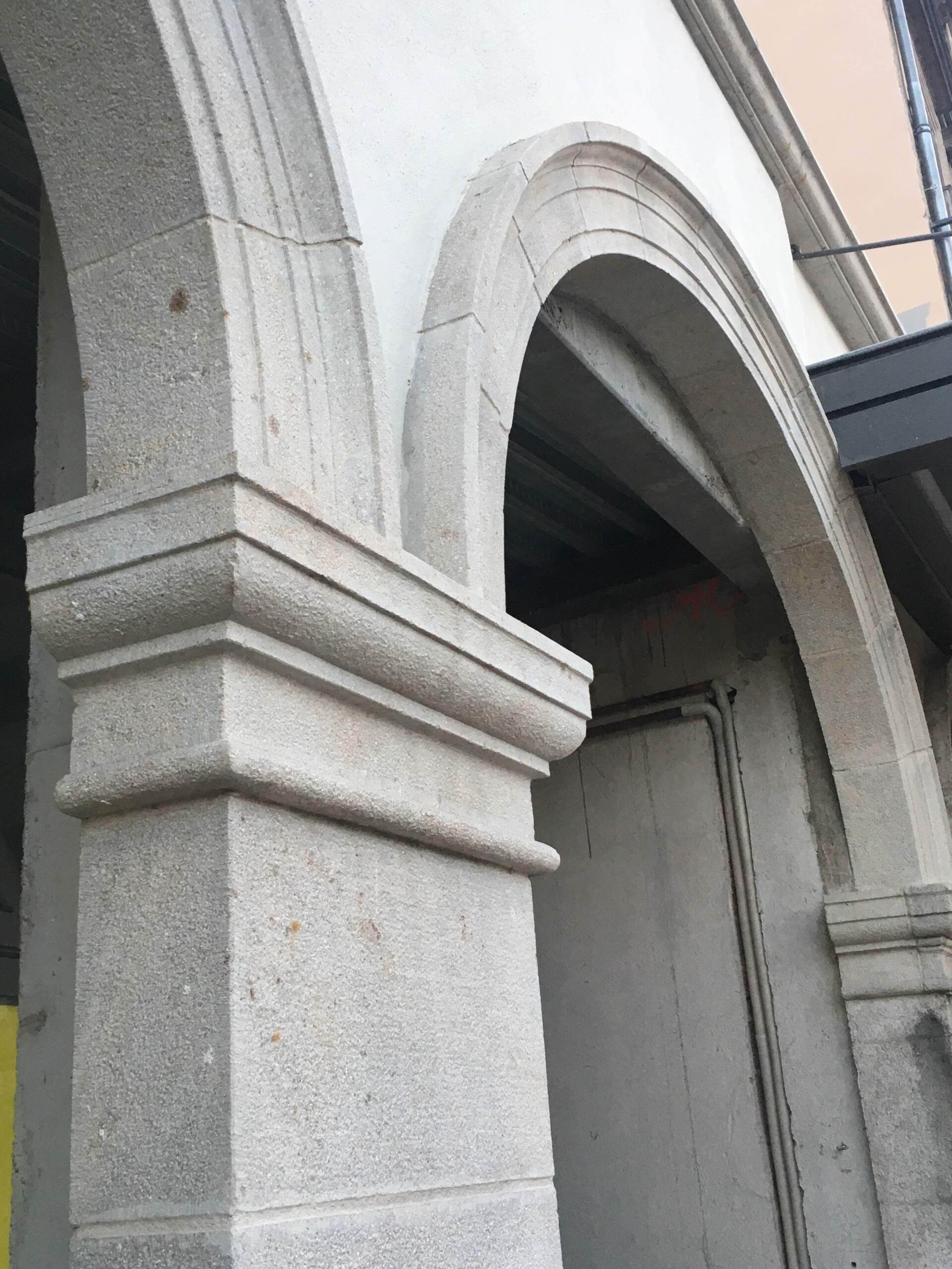 Taille de pierre pour création de mur d'enceinte