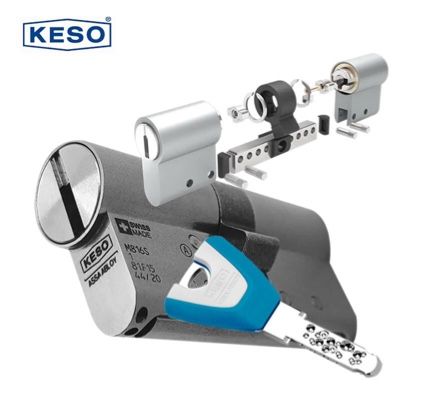 Eine Nahaufnahme eines Schlüssels in einem Schloss auf einem weißen Hintergrund.