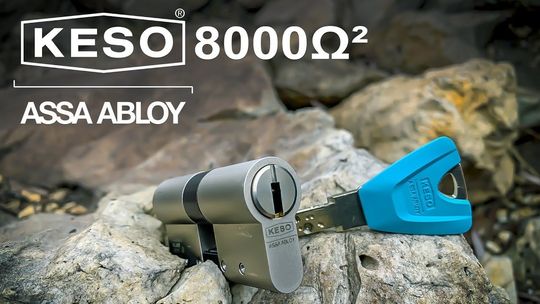 Ein blau-weißes Logo für Keso Assa Abloy