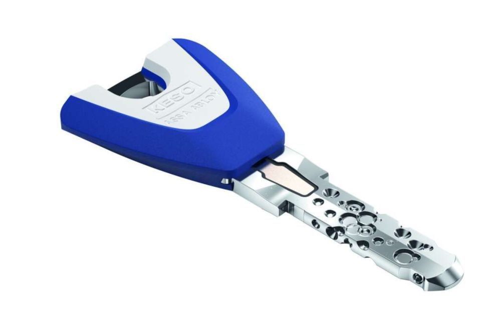 Eine Nahaufnahme eines Schlüssels in einem Schloss auf einem weißen Hintergrund.