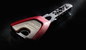 Eine Nahaufnahme eines Schlüssels in einem Schloss auf einem weißen Hintergrund.