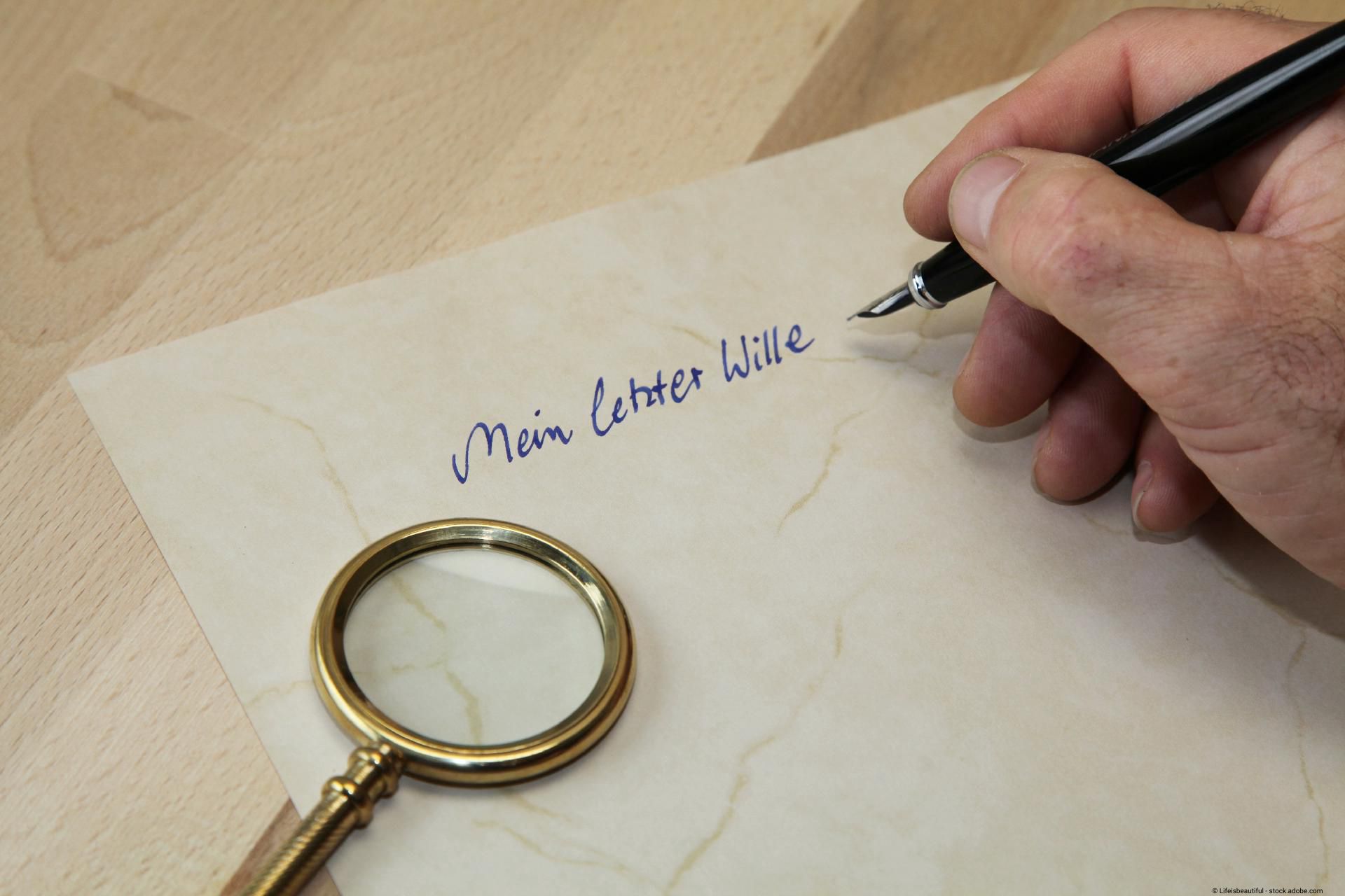 Person füllt ihren letzten Willen aus