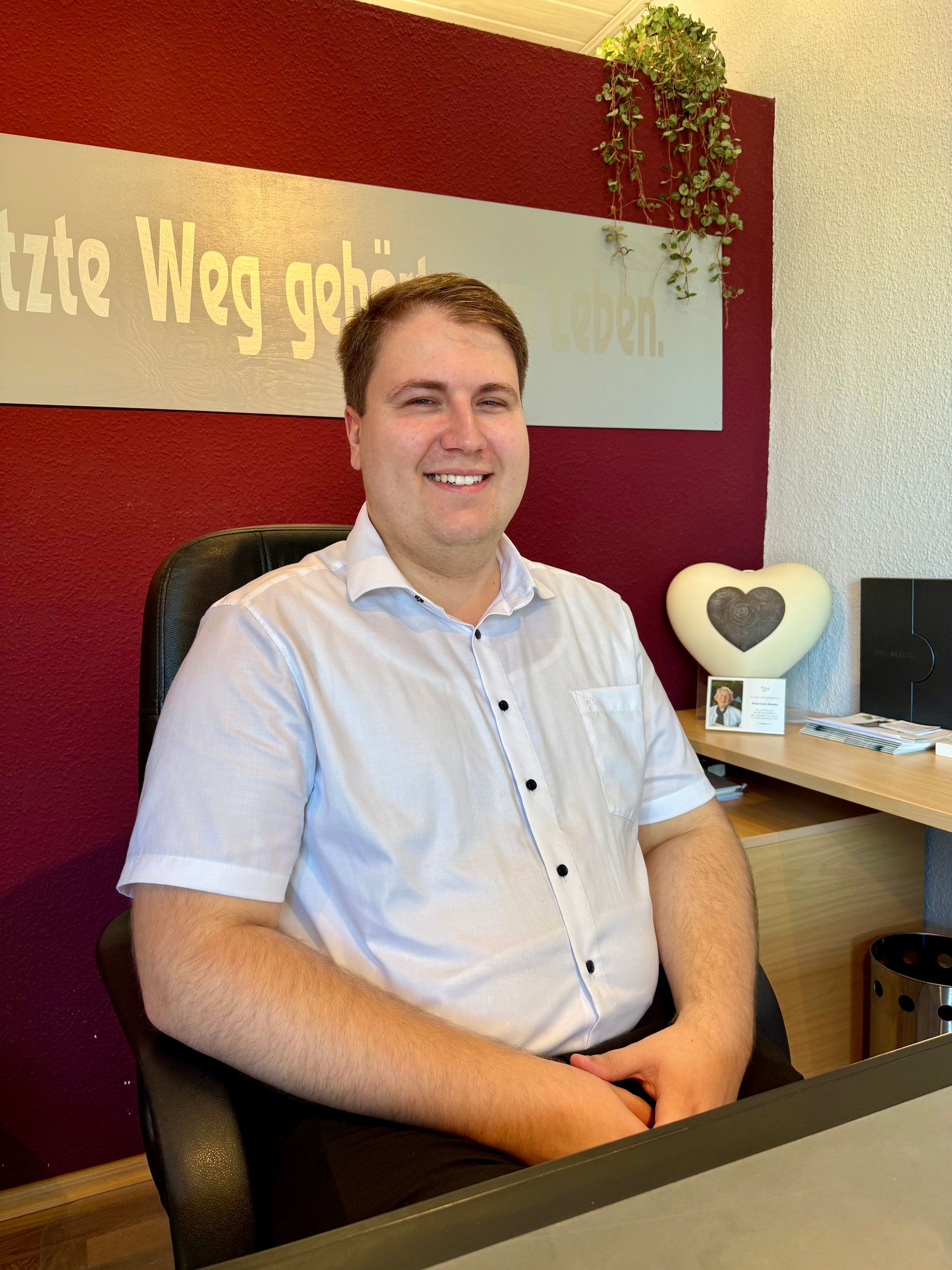 Bild von Aron Fuchs am Arbeitsplatz