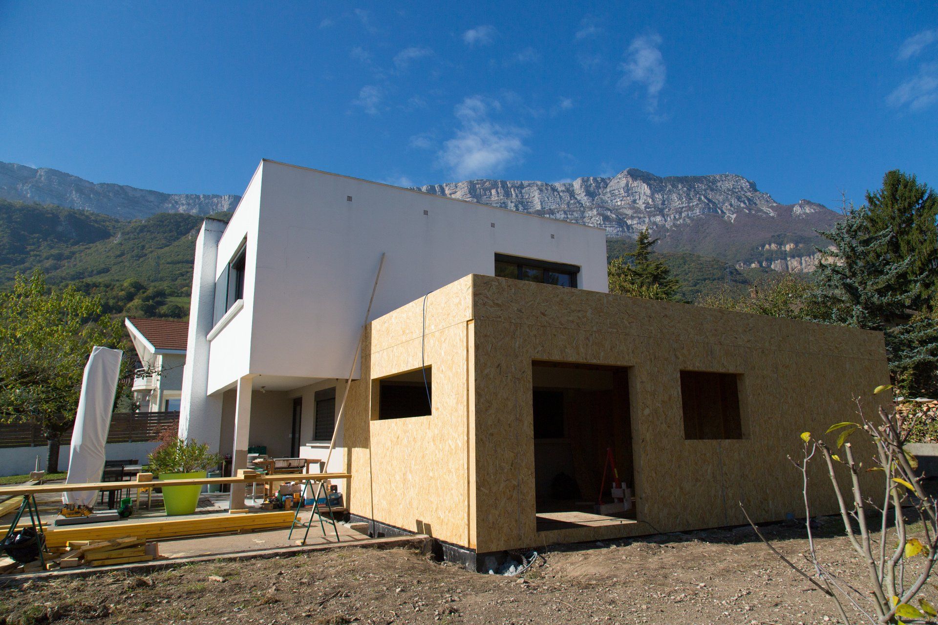 Extension de bâtiment carré clair