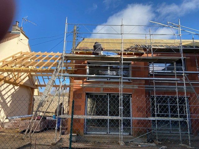 Partie d'une maison sous échafaudage