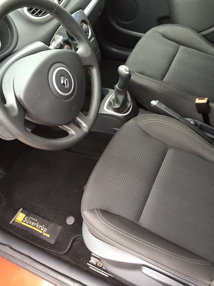 Der Innenraum eines Autos mit Lenkrad und Sitzen