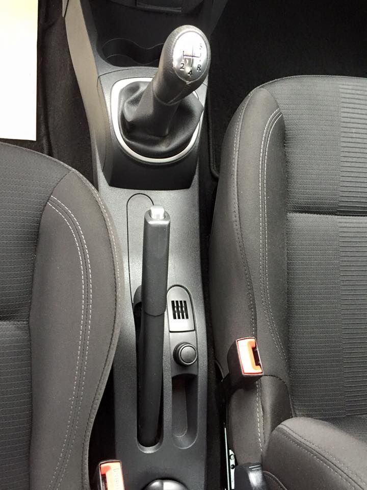 Eine Nahaufnahme der Handbremse und des Schalthebels eines Autos
