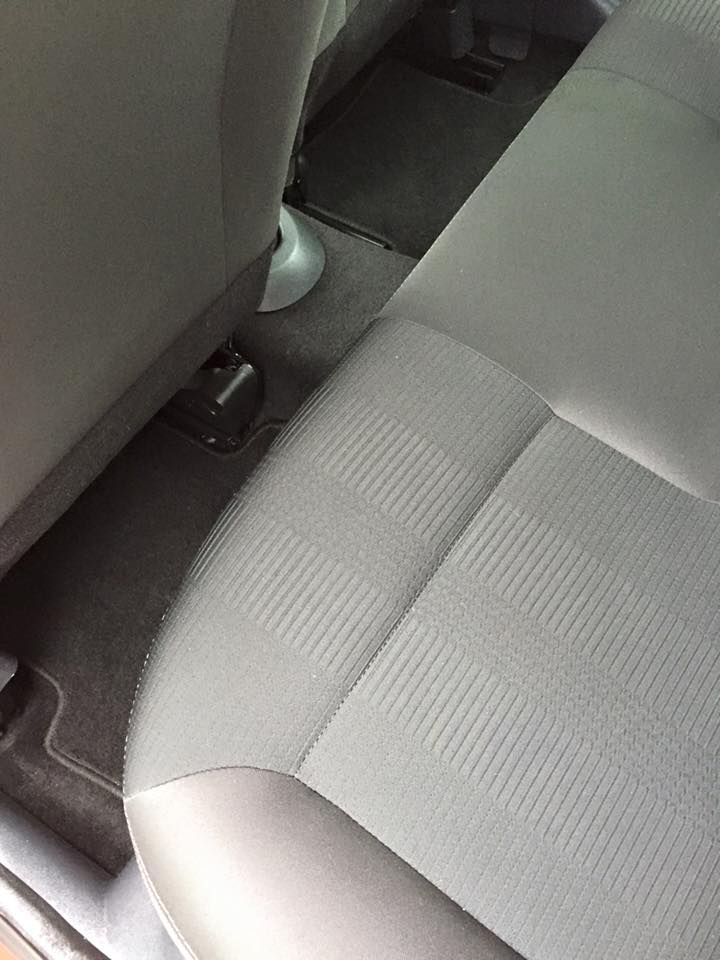 Eine Nahaufnahme des Rücksitzes eines Autos.