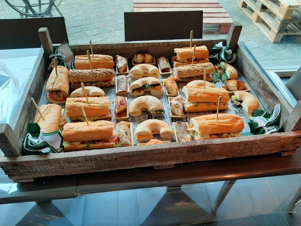 Dienblad met kleine broodjes