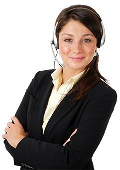 Una mujer que lleva unos auriculares está de pie con los brazos cruzados.
