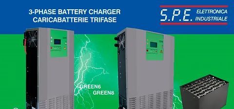 Se muestra un cargador de batería trifásico sobre un fondo verde.