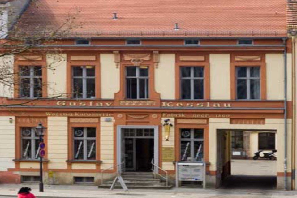 Gebäude, in dem Schuhwa e.G. Potsdam-Filiale ist