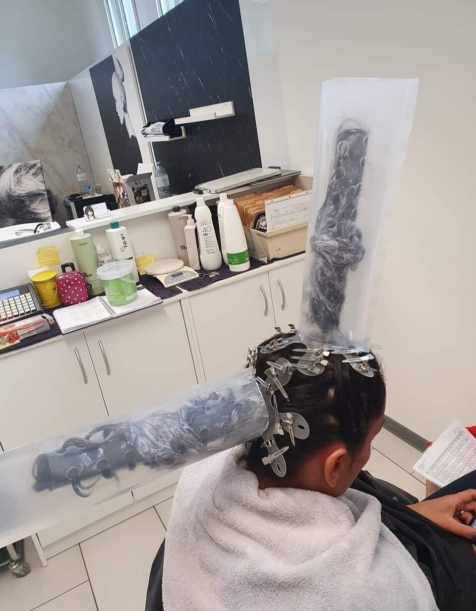 Frau im Salon von Coiffeur Laura Adamo