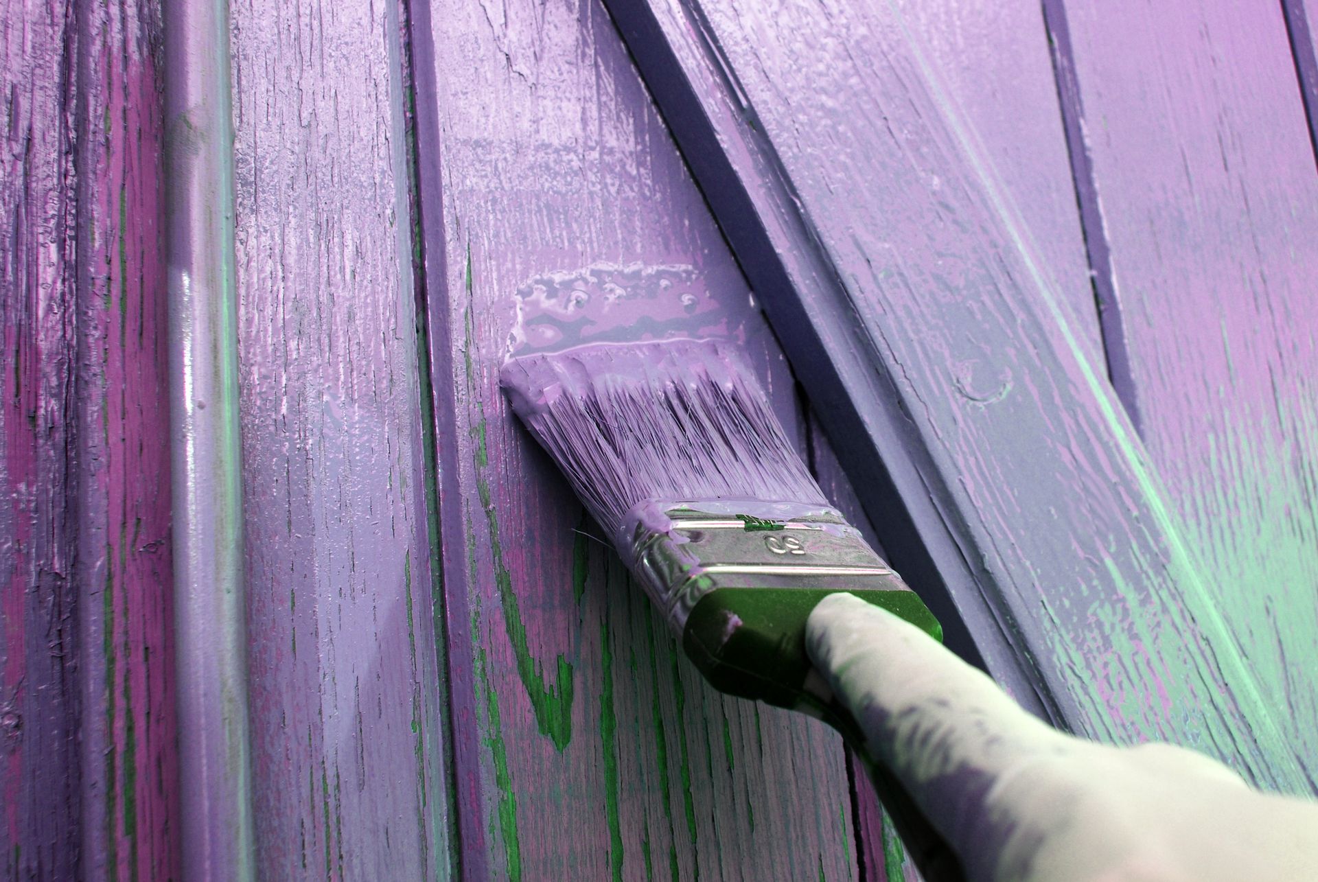 Peinture à la main de planches de bois violettes au pinceau