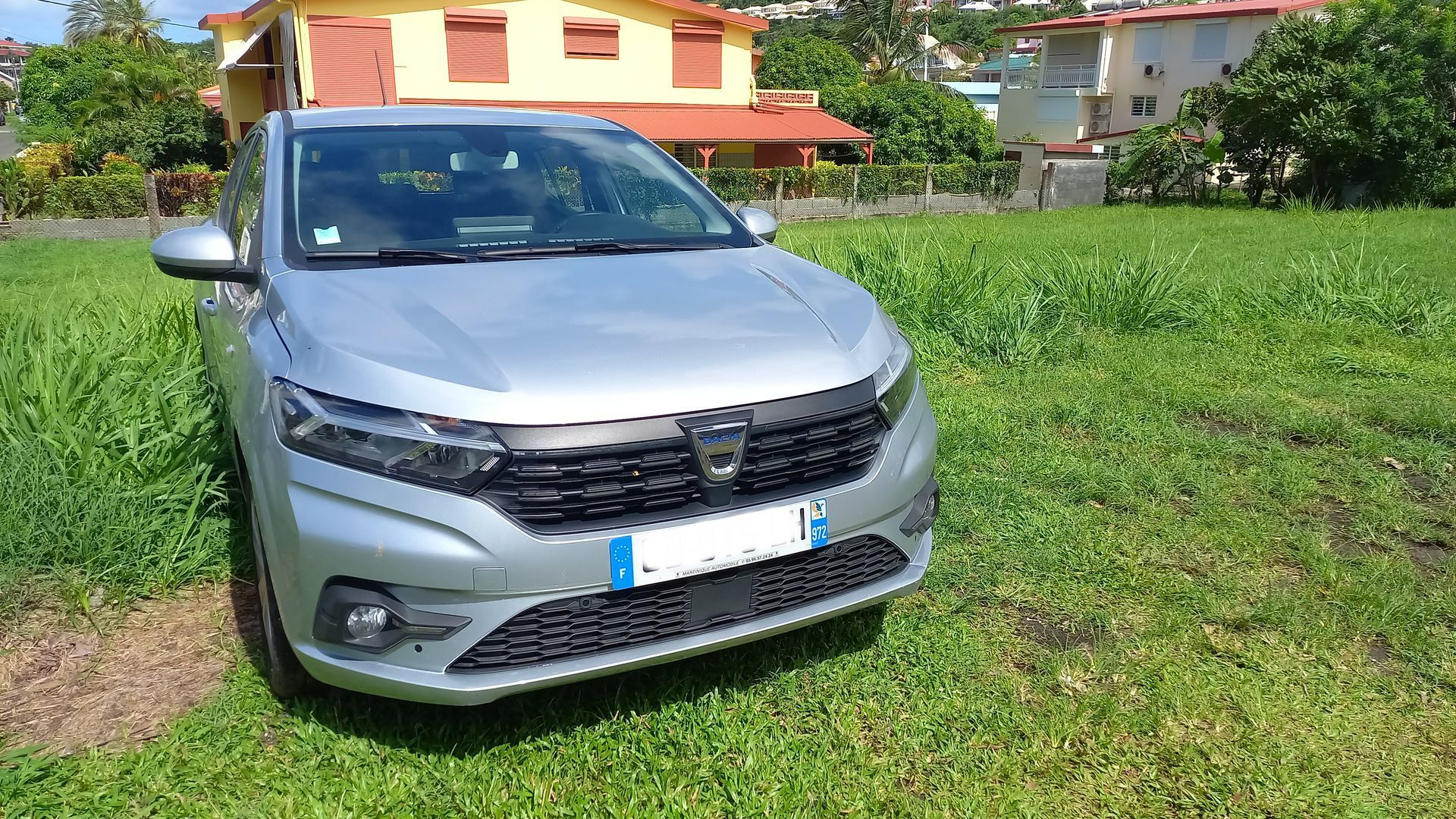 Voiture berline grise récente de la marque Dacia