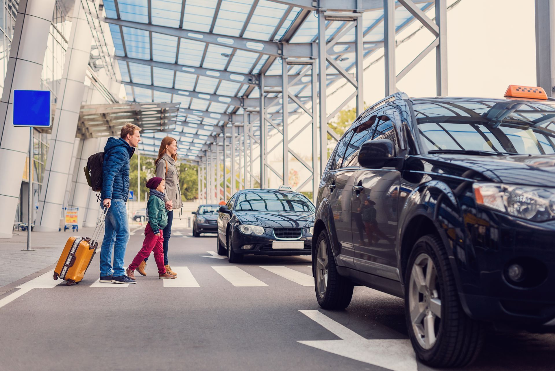 Couple qui sort de l'aéroport et se dirige vers une voiture