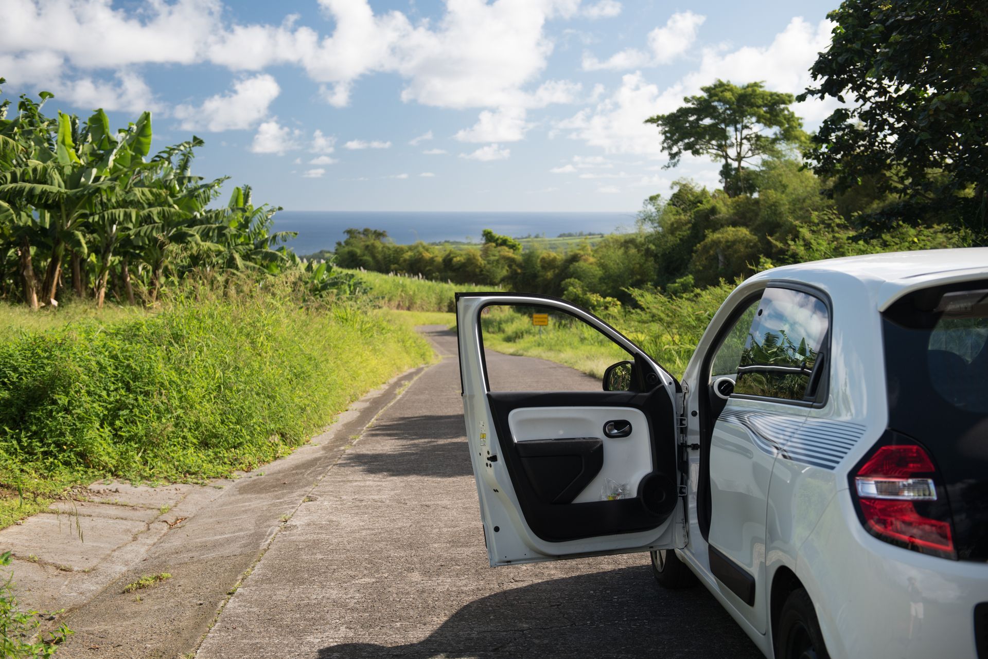 Voiture arrêtée sur la route avec une portière avant ouverte