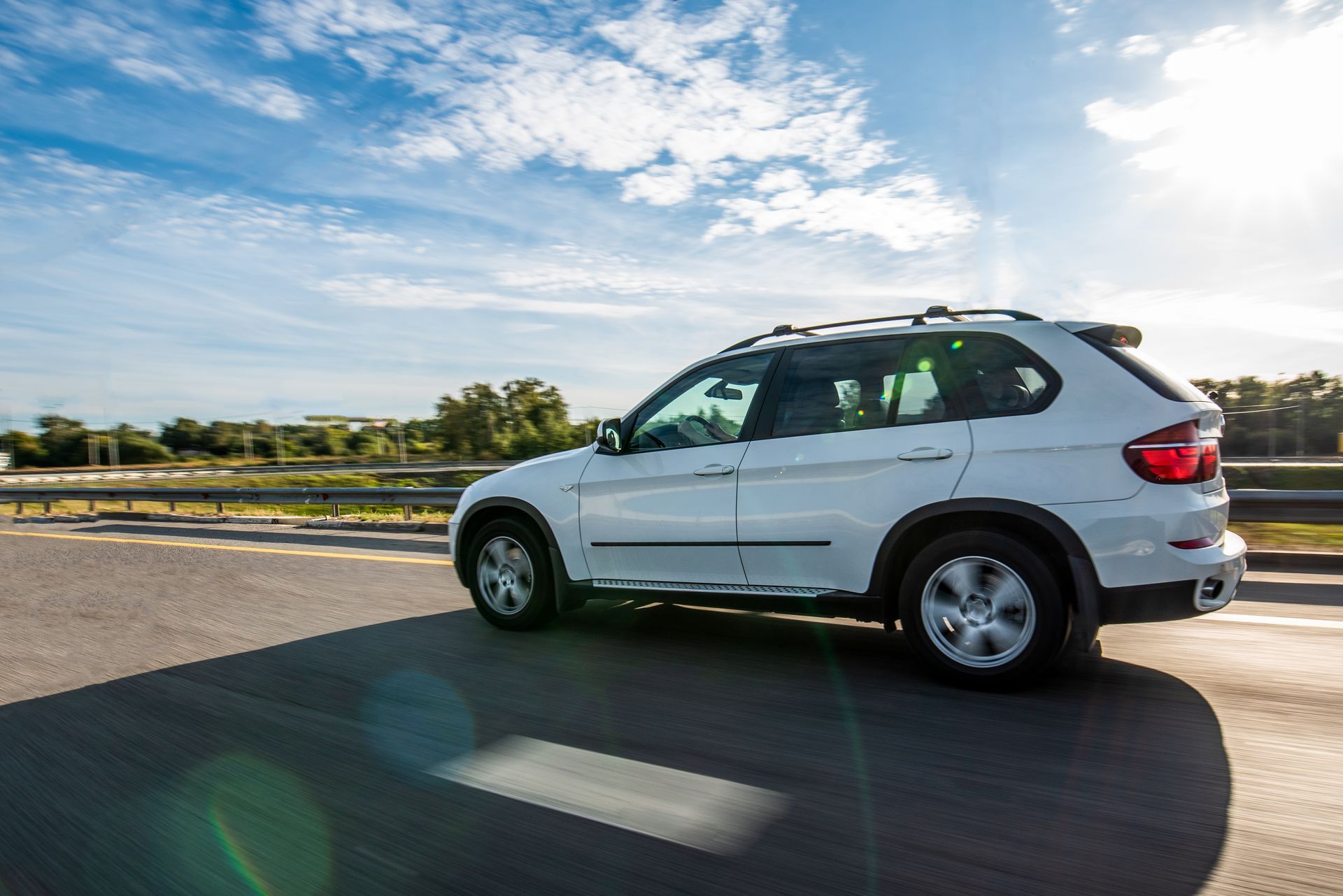SUV en train de rouler sur une route