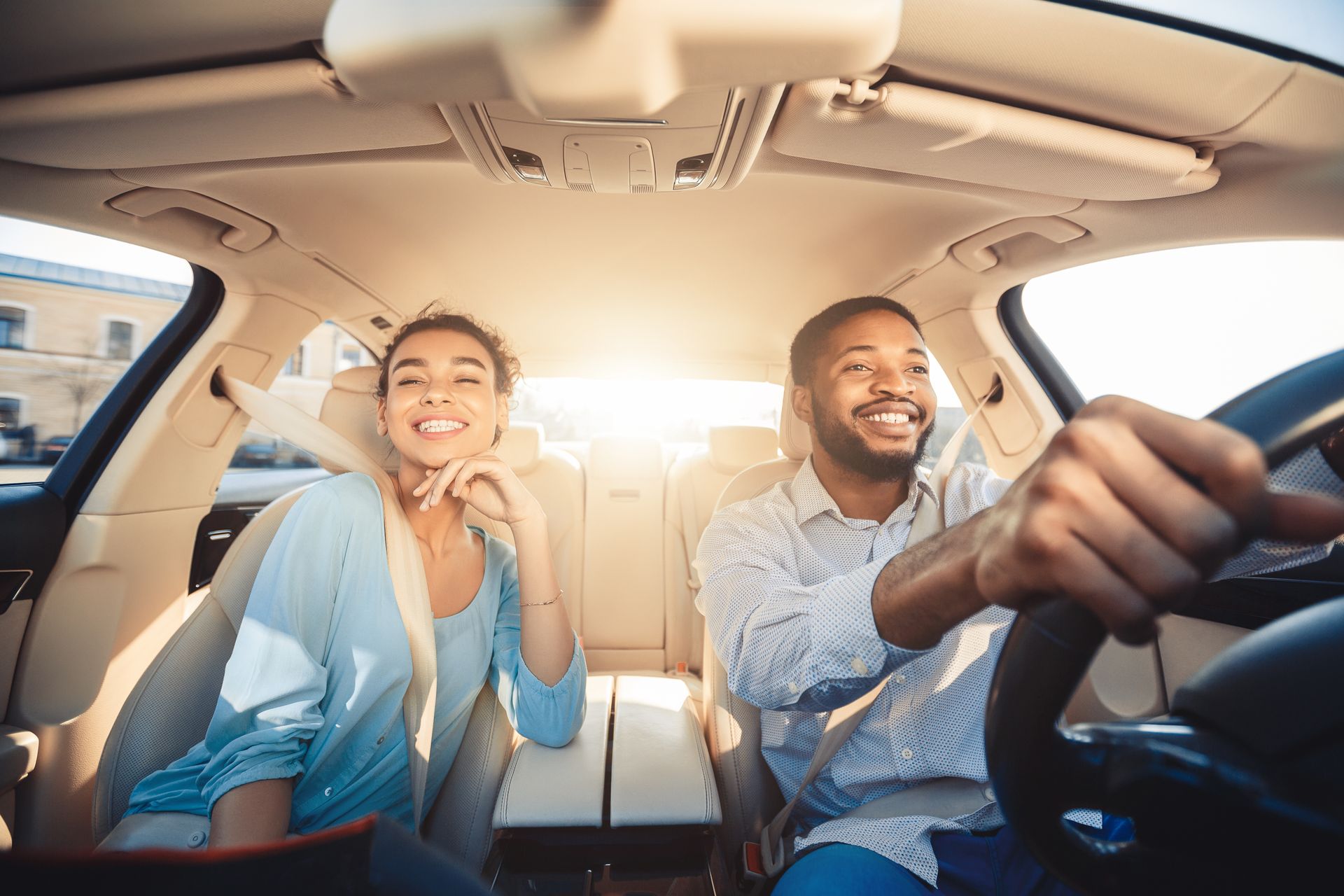 Couple dans une voiture vu de devant
