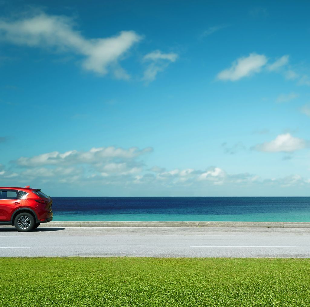 Mer à l'horizon avec une voiture 