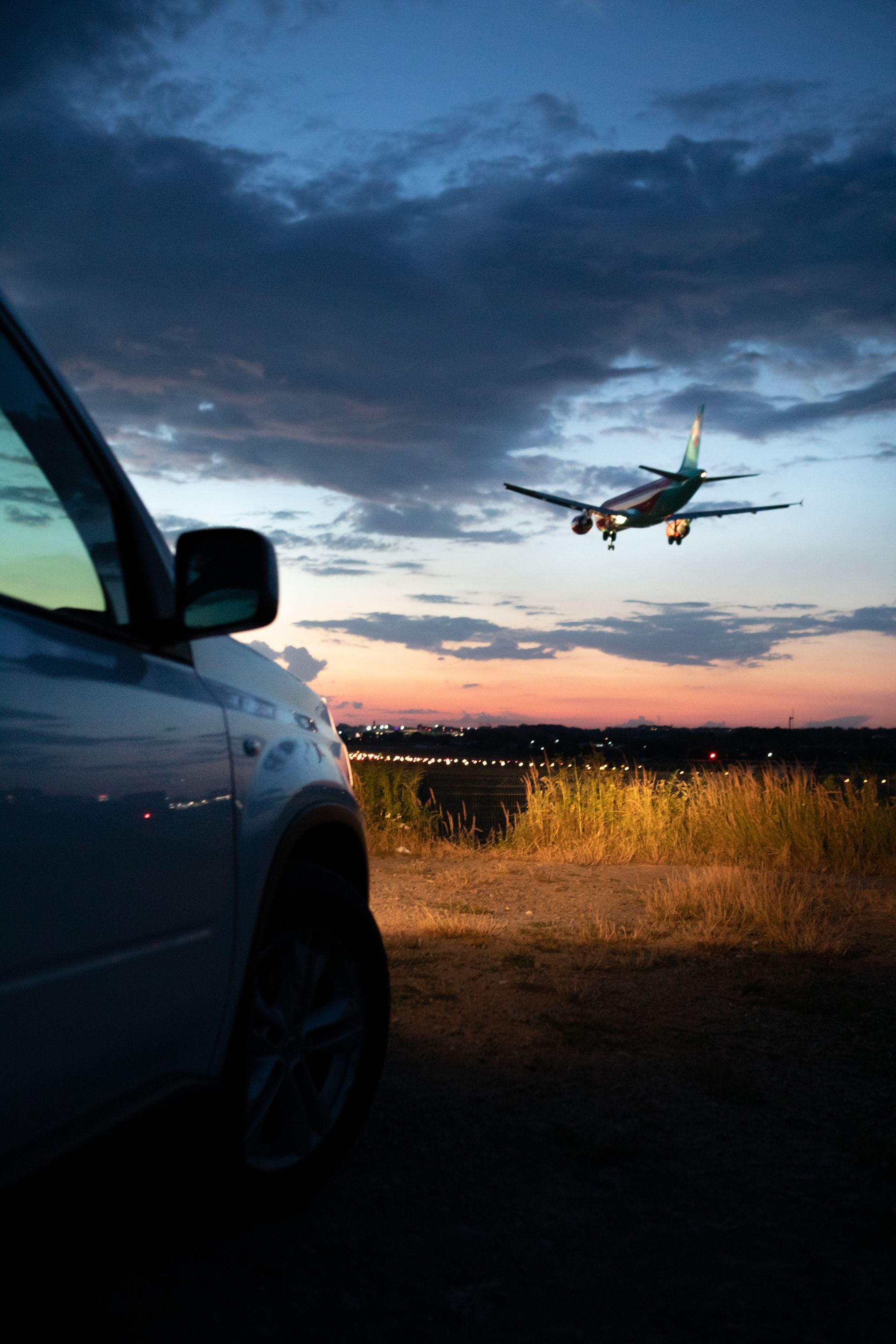 Devant d'un SUV avec un avion dans le ciel
