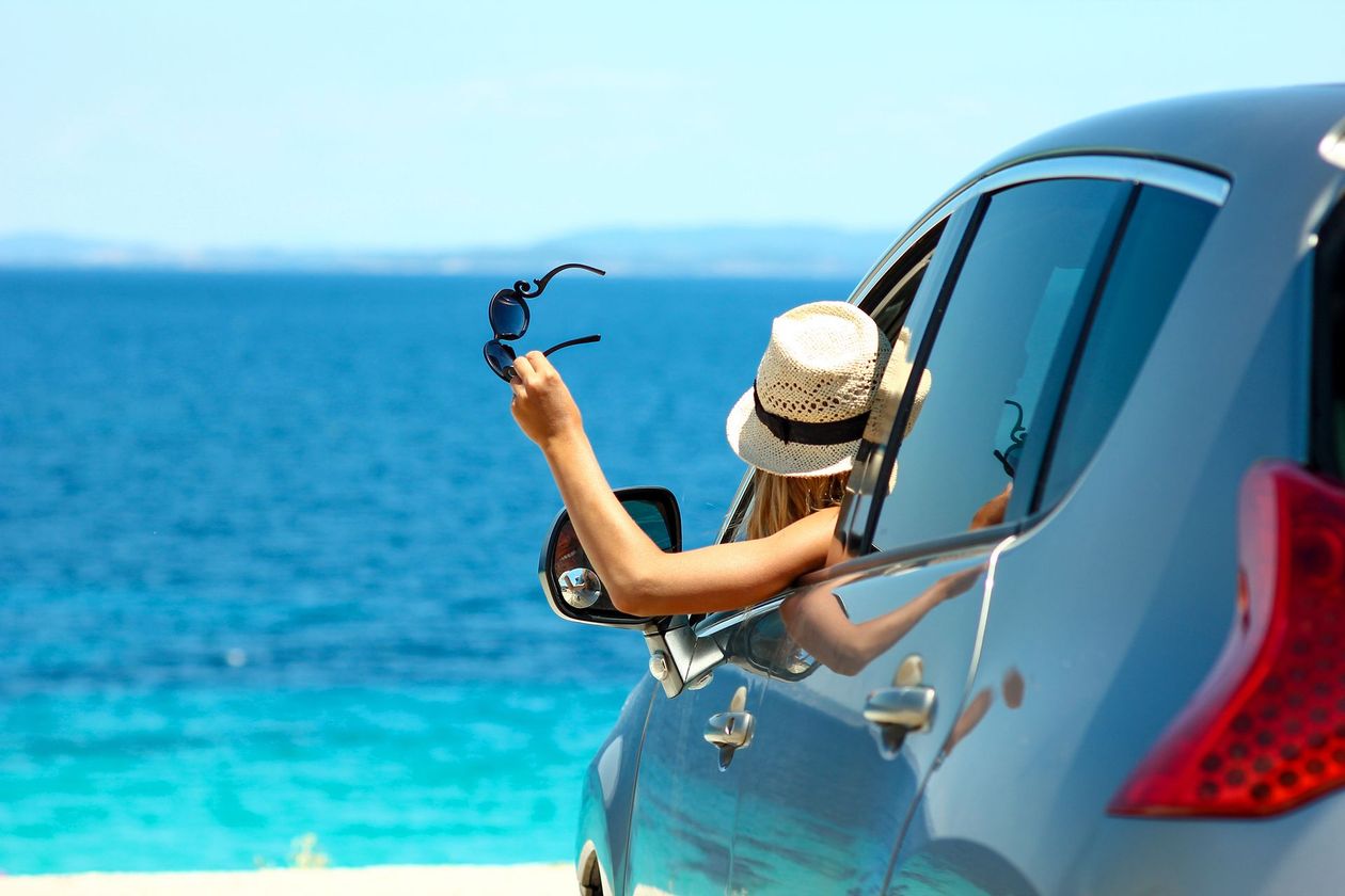 Couple dans une voiture