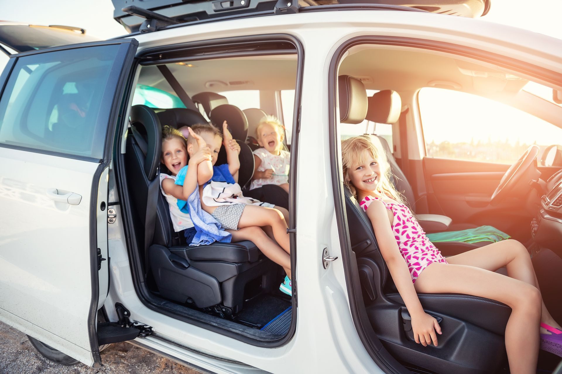 Une voiture avec une portière ouverte et des enfants dedans