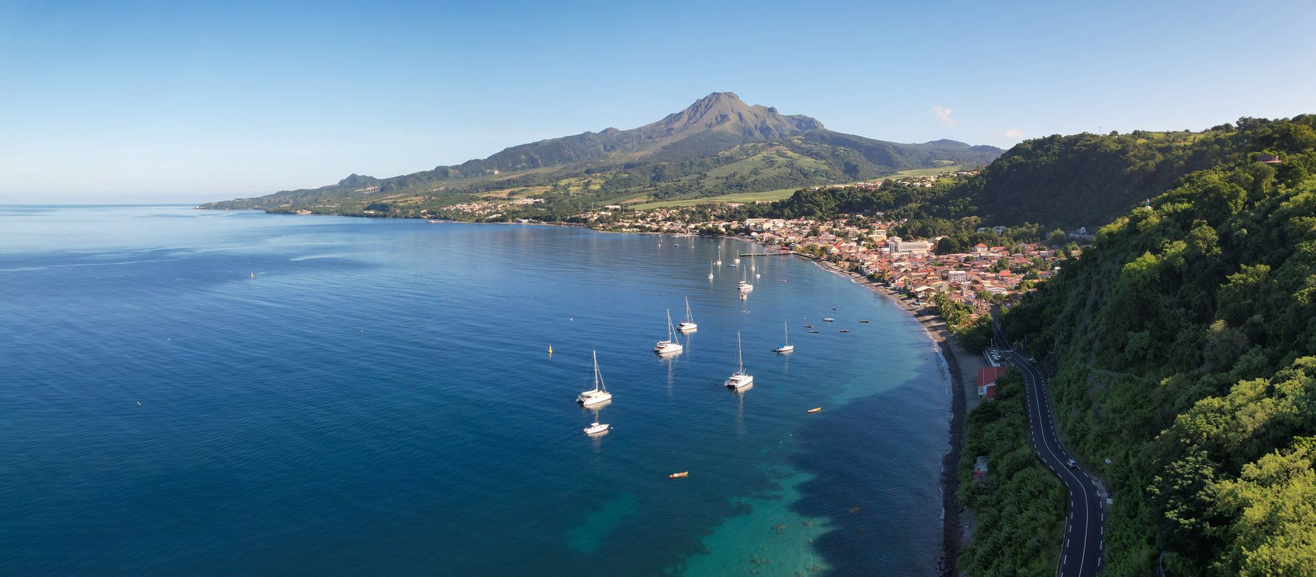 Vue de la côte martiniquaise avec une plage
