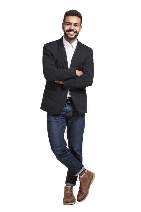 Homme souriant, debout, qui croise les bras et les pieds