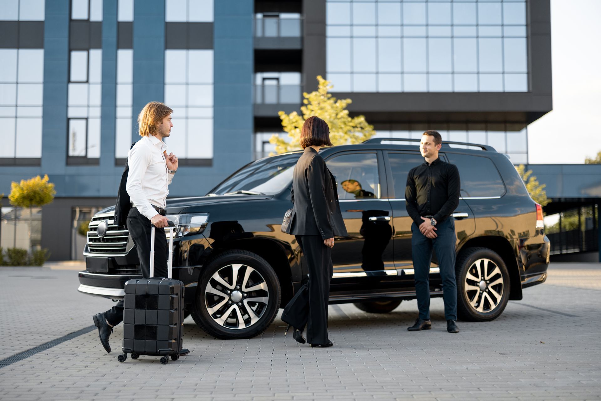 Chauffeur qui accueille un couple à l'aéroport