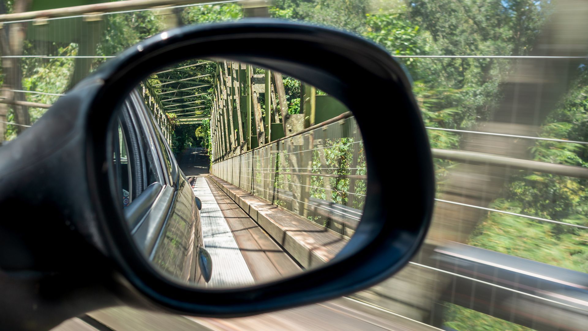 Vue de l'arrière d'un véhicule dans un rétroviseur 