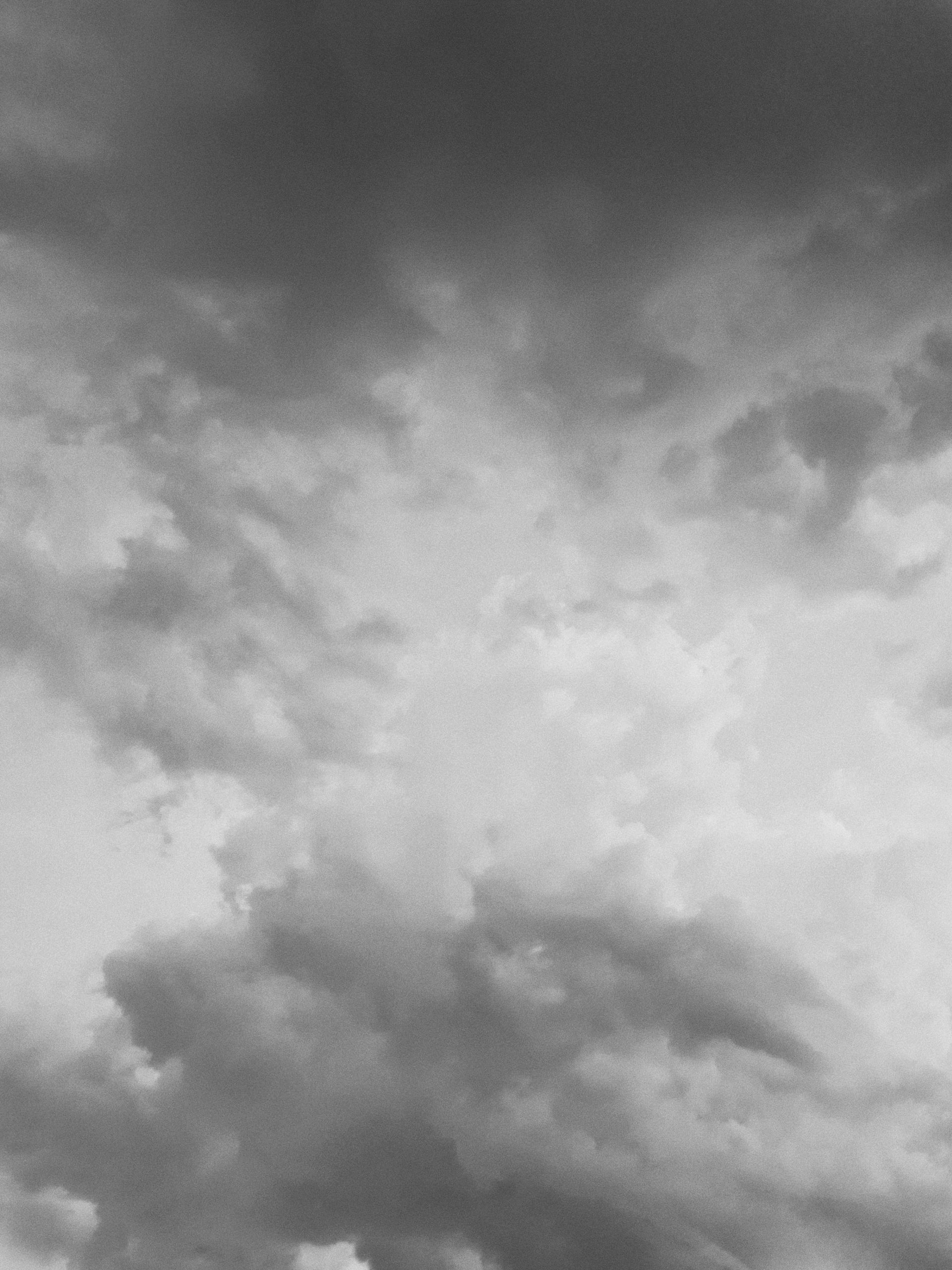 Una fotografía en blanco y negro de una fila de columnas blancas en un edificio.