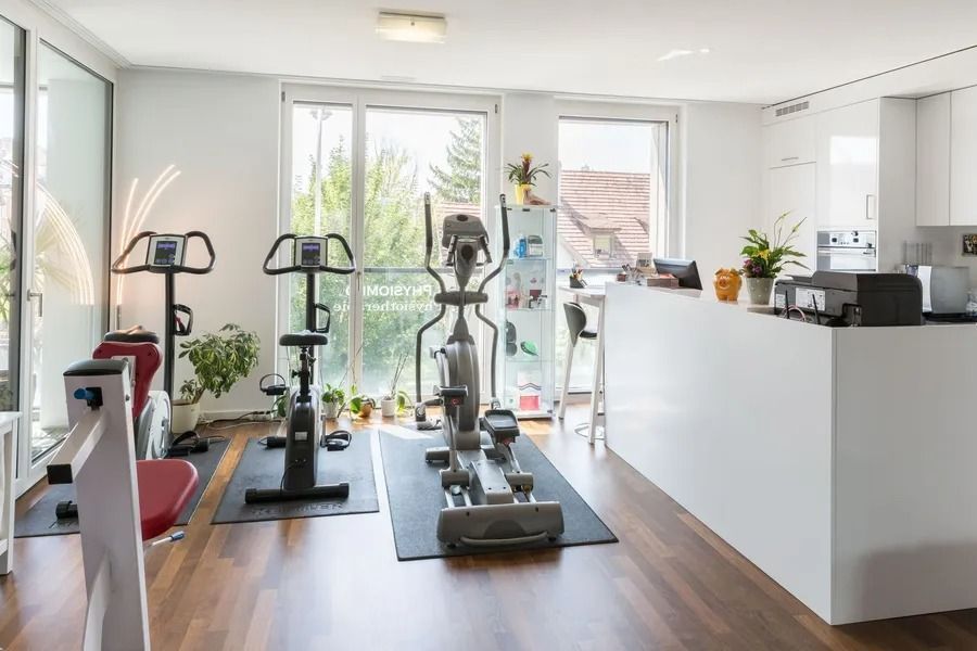 Eine Physiotherapiepraxis mit vielen Trainingsgeräten.