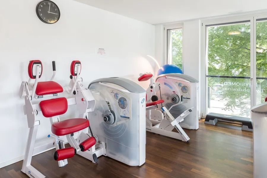 Ein Fitnessstudio mit vielen Trainingsgeräten.