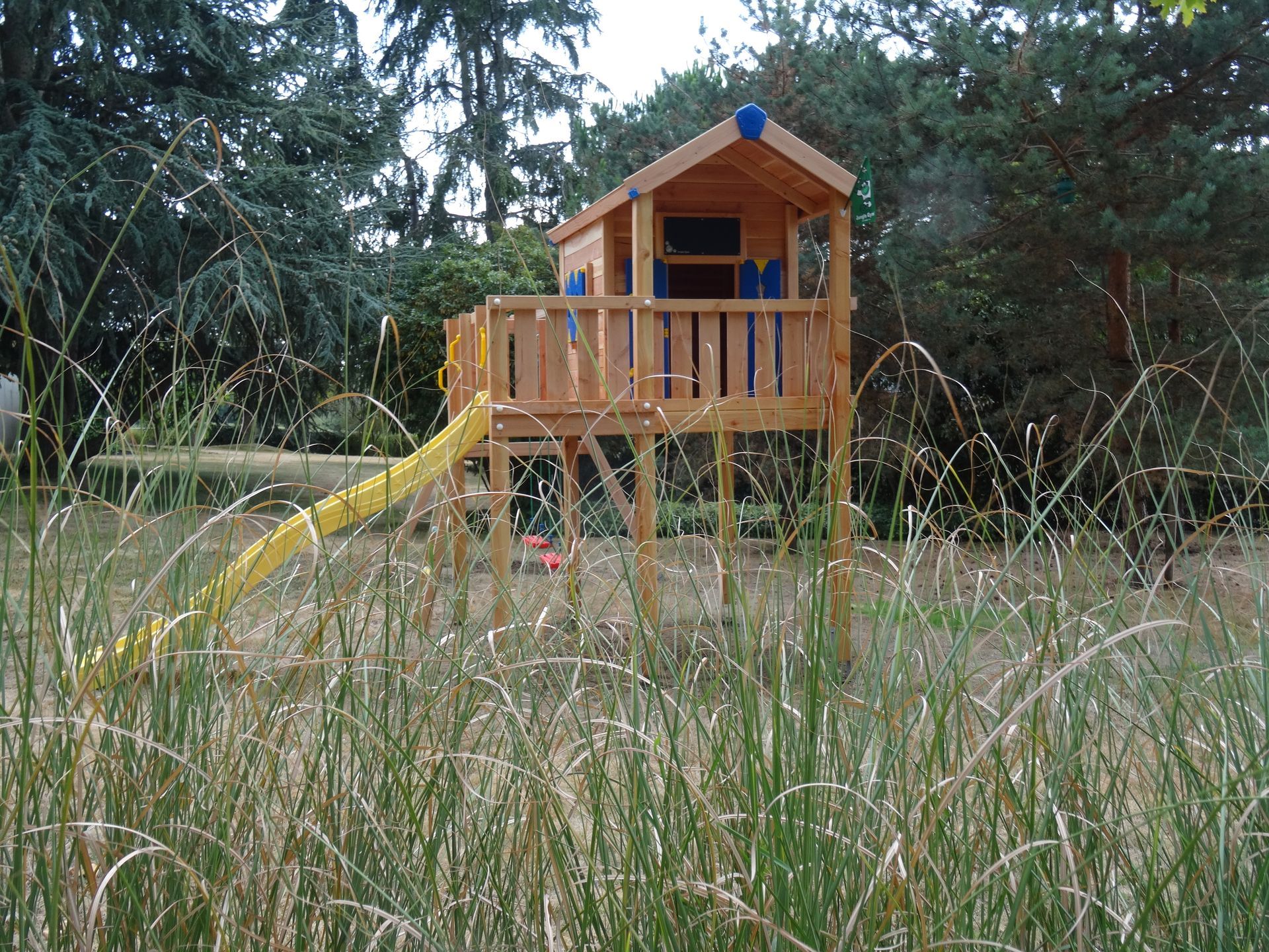 Toboggan dans un jardin