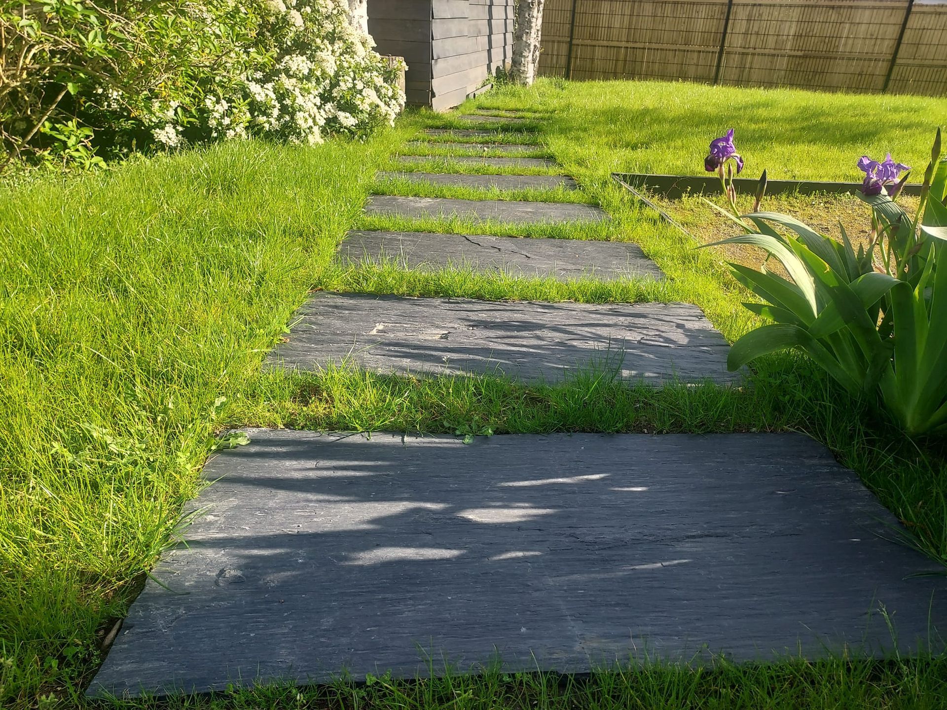 Jardin avec dallage