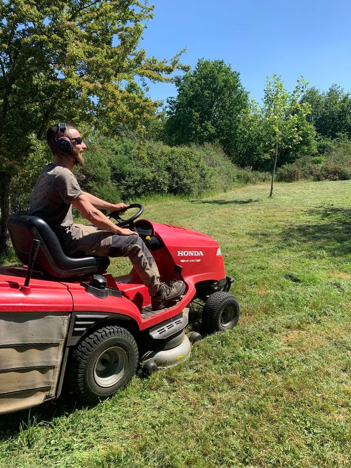 Paysagiste sur une tondeuse