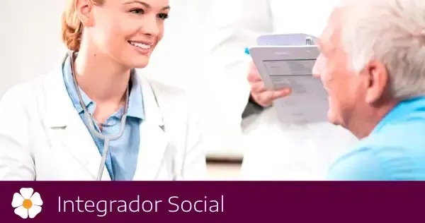 Un médico está hablando con un hombre mayor que sostiene una tableta.