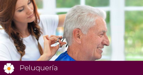 Una mujer está cortando el pelo a un hombre en una peluquería.