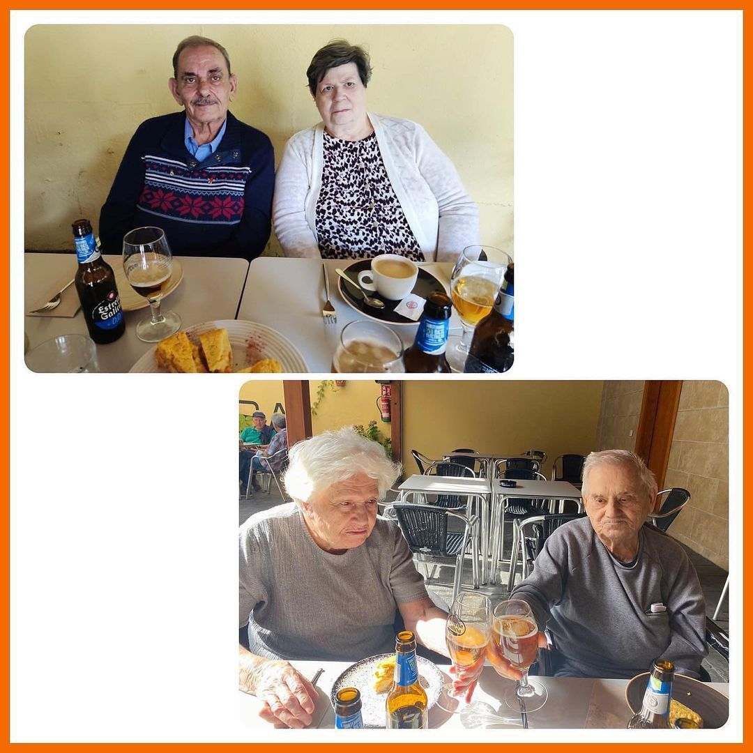 Un hombre y una mujer están sentados en una mesa con bebidas y comida.