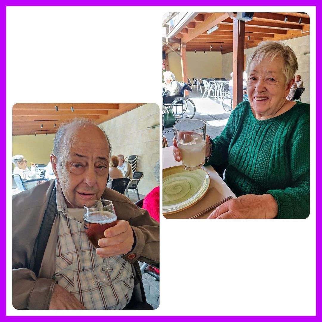 Un hombre y una mujer están sentados en una mesa bebiendo cerveza.