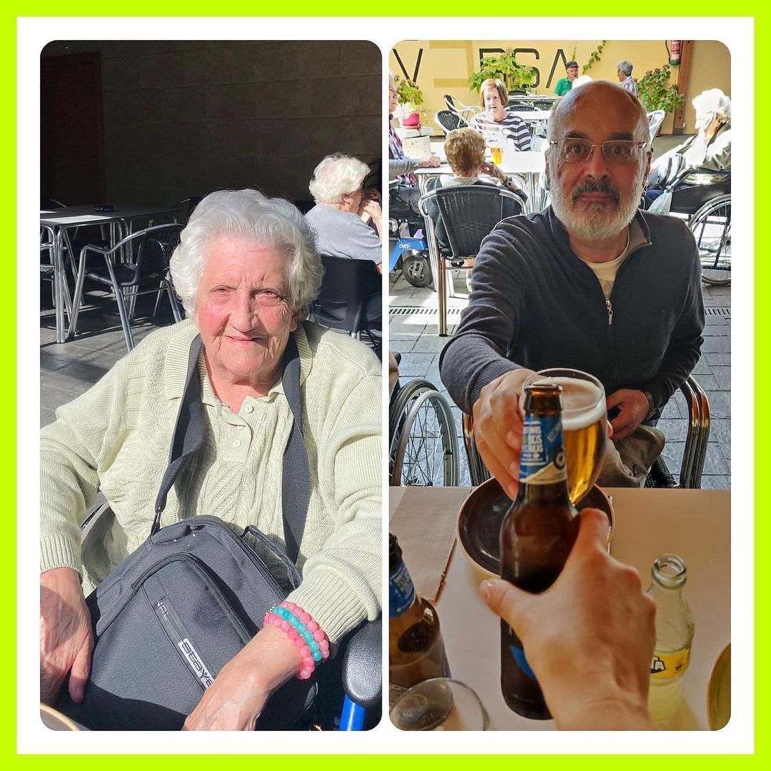 Un hombre sostiene una botella de cerveza junto a una mujer en silla de ruedas.