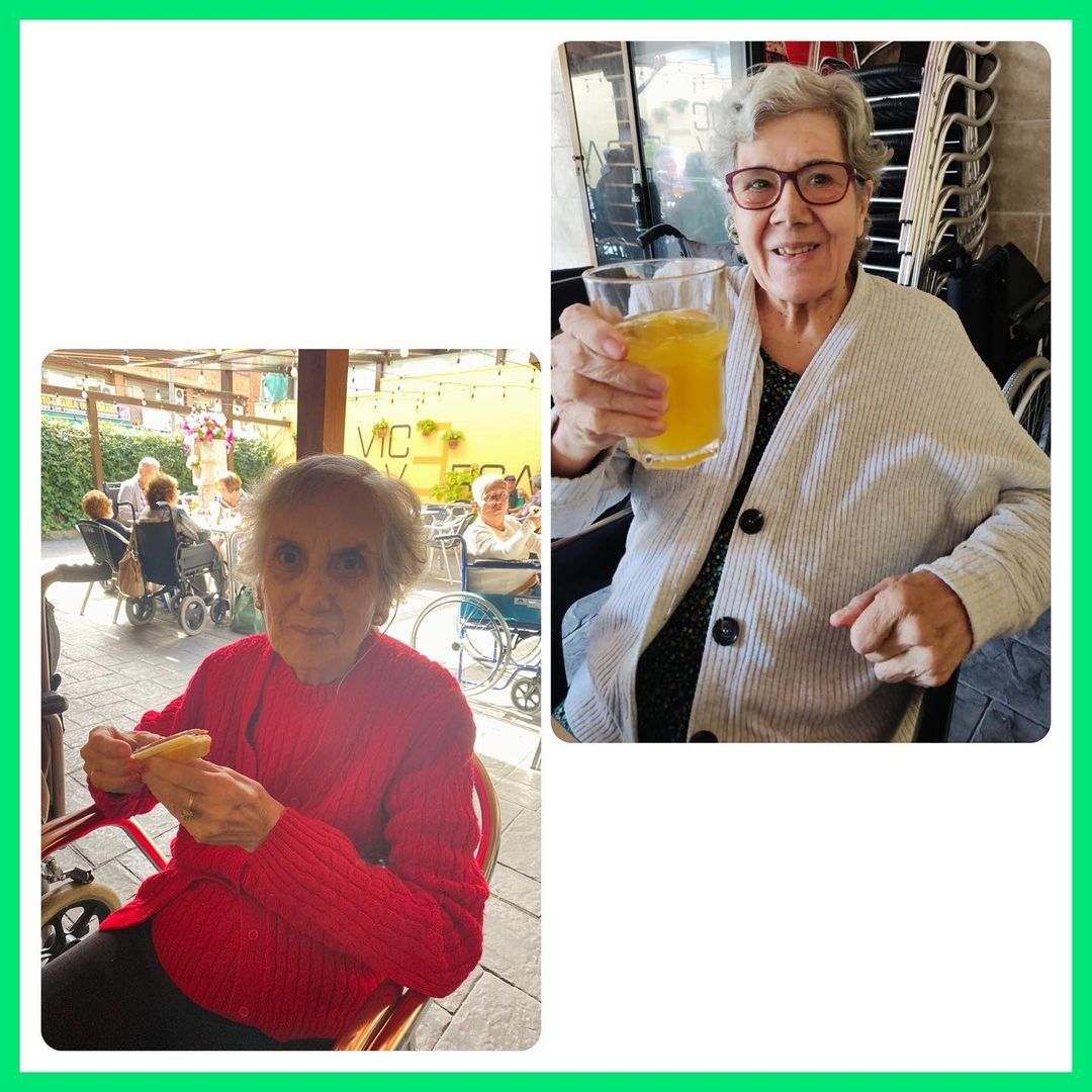 Una mujer en silla de ruedas sostiene un vaso de jugo de naranja.