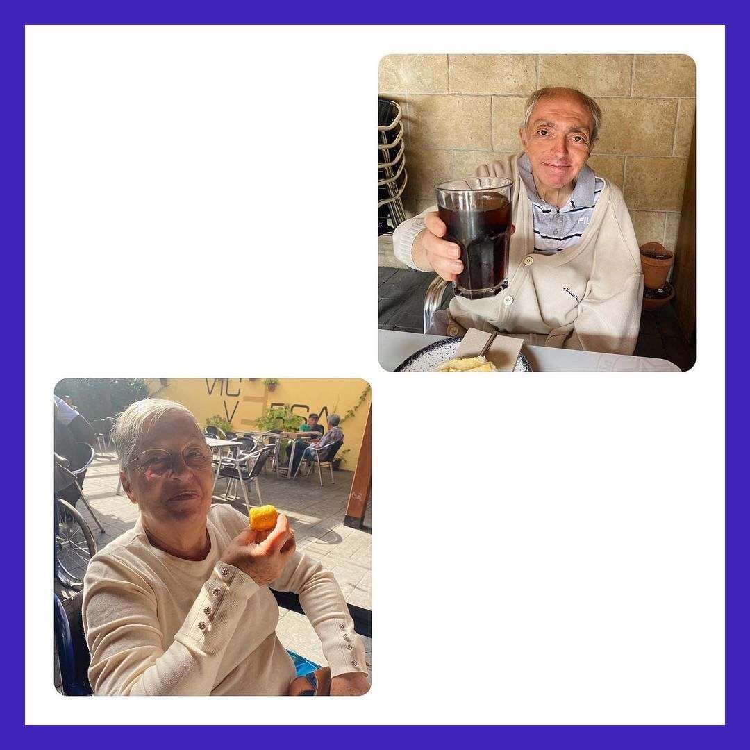 Un hombre y una mujer están sentados en una mesa sosteniendo bebidas.